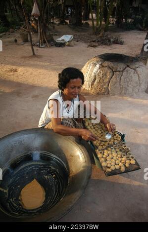 Eine Frau aus dem Dorf Preah Dak in Siem Reap füllt Palmabgüsse mit verdampftem Zucker. Die Zuckerherstellung ist die Haupteinnahmequelle der Menschen in diesem Dorf. Kambodscha. 26. Dezember 2006. Stockfoto