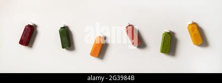 Flach-Lay von frischen natürlichen bunten Bio-Säften in Flaschen Stockfoto