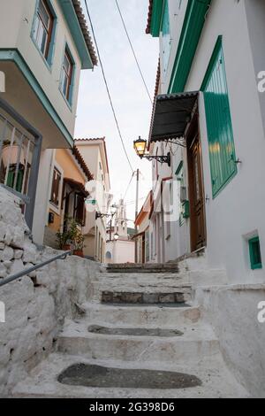 Straße in Vathi, alte griechische Stadt in Samos. Stockfoto