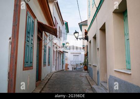 Straße in Vathi, alte griechische Stadt in Samos. Stockfoto