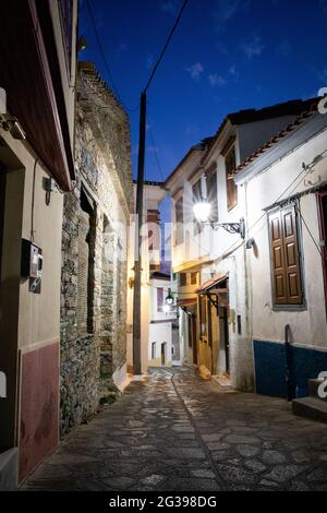 Straße in Vathi, alte griechische Stadt in Samos. Stockfoto