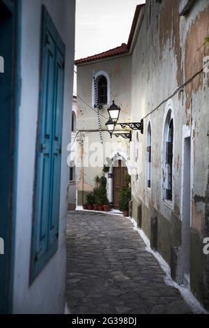 Straße in Vathi, alte griechische Stadt in Samos. Stockfoto