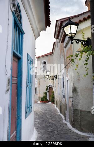 Straße in Vathi, alte griechische Stadt in Samos. Stockfoto