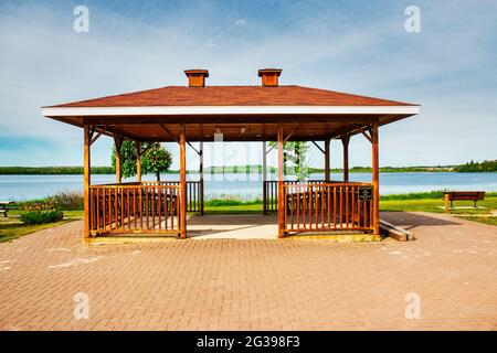 Aussichtspavillon am Porcupine Lake im Bannerman Park, Timmins, Ontario, Kanada Stockfoto