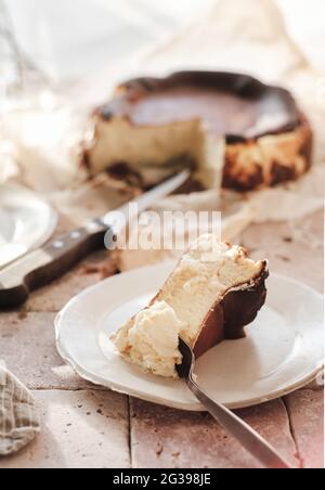 Ein Stück hausgemachter San Sebastian verbrannter Käsekuchen Stockfoto