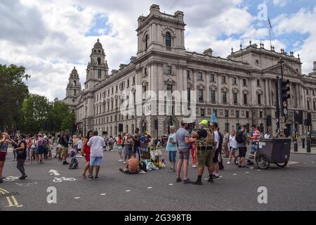 London, Großbritannien. Juni 2021. Demonstranten blockieren den Verkehr auf dem Parliament Square. Anti-Sperren-, Anti-Impfstoff- und Anti-Maske-Demonstranten versammelten sich vor den Houses of Parliament und Downing Street, als die Regierung ankündigte, dass die Aufhebung weiterer COVID-19-Beschränkungen bis zum 19. Juli verschoben wird. (Kredit: Vuk Valcic / Alamy Live News). Stockfoto