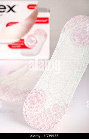 Kotex-Pads für jeden Tag. Dünne und bequeme Polster. Stockfoto