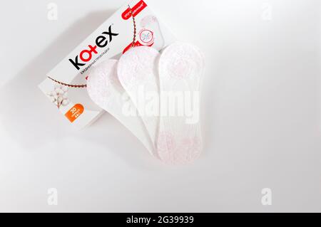 Kotex-Pads für jeden Tag. Dünne und bequeme Polster. Stockfoto