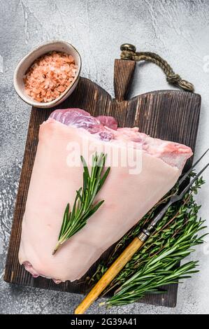 Rohes Schweinshaxe eisbein zum Kochen mit Kräutern. Weißer Hintergrund. Draufsicht Stockfoto
