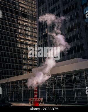 Rauch aus den Gebäuden der Brandstraße in New York City Stockfoto