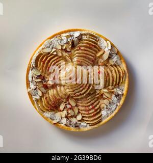 Runde Birne- und Mandeltarte mit rosa Pfeffer aus der Draufsicht Stockfoto