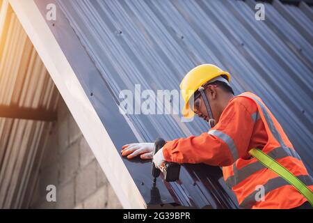 Dachdecker Bauarbeiter installieren neues Dach, Dachdecker Werkzeuge Stockfoto