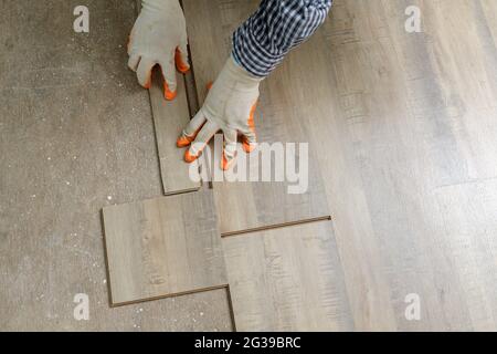 Home Fliesen Verbesserung - Handwerker mit Level.Tiler arbeitet mit Bodenbelag Stockfoto