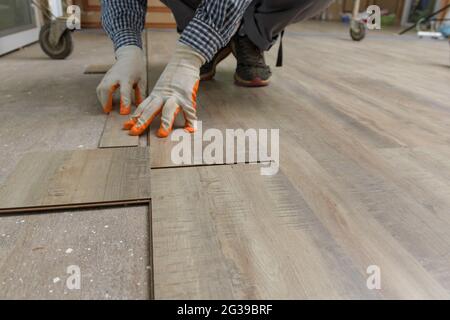 Home Fliesen Verbesserung - Handwerker mit Level.Tiler arbeitet mit Bodenbelag Stockfoto