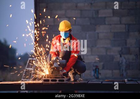 Elektrische Schleifscheiben auf Stahlkonstruktion in der Fabrik.Schneiden Stockfoto