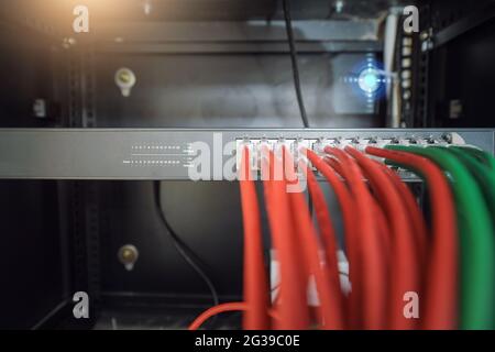 Netzwerk-Switch Und Ethernet-Kabel, Rechenzentrumskonzept. Stockfoto