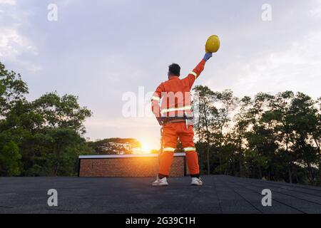 Arbeiter Mann stehen auf dem Dach Schindeln Hintergrund und Textur Stockfoto