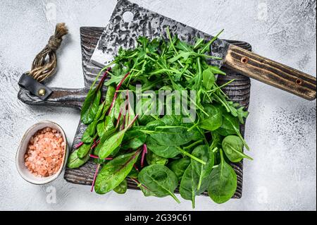 Frisches gemischtes Gemüse, Spinat, mangold und Rucola. Weißer Hintergrund. Draufsicht Stockfoto