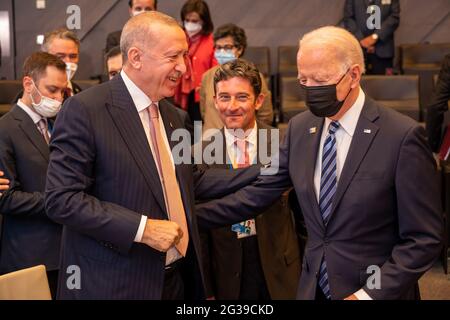 Brüssel, Belgien. Juni 2021. (USA Präsident Joe Biden (R, Front) spricht mit dem türkischen Präsidenten Recep Tayyip Erdogan (L, Front) während eines NATO-Gipfels am 14. Juni 2021 am NATO-Hauptquartier in Brüssel, Belgien. Die Staats- und Regierungschefs der Organisation für den Nordatlantikvertrag (NATO) hielten am Montag einen persönlichen Gipfel ab, um ihre Einheit zu demonstrieren und einigten sich auf die Agenda „NATO 2030“, um künftige Herausforderungen anzugehen. (NATO/Handout via Xinhua) Quelle: Xinhua/Alamy Live News Stockfoto