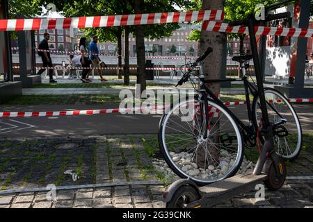 Moskau, Russland. Am 14. Juni laufen 2021 Menschen während des sehr heißen Wetters, das in Moskau einsetzte, auf dem Muzeon-Park in Moskau. Aufgrund einer großen Zunahme der COVID-19-Fälle in Moskau hat Bürgermeister Sobyanin den 15-19. Juni arbeitslos erklärt und einige Einschränkungen eingeführt Stockfoto