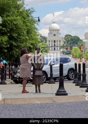 Eine schwarze afroamerikanische Frau, die ein Selfie neben der Bürgerrechtlerin macht, einer Statue von Rosa Parks in Montgomery, Alabama, USA Stockfoto