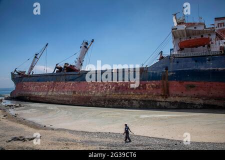 Istanbul. Juni 2021. Das am 11. Juni 2021 aufgenommene Foto zeigt Schleim, bekannt als Seesnot im Marmarameer vor Istanbul, Türkei. Die Türkei hat sich bereit gemacht, den Schleim zu bekämpfen, der das Marmarameer in der dicht besiedelten Industrieregion des Landes heimsucht. Quelle: Osman Orsal/Xinhua/Alamy Live News Stockfoto