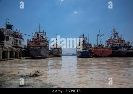 Istanbul. Juni 2021. Das am 11. Juni 2021 aufgenommene Foto zeigt Schleim, bekannt als Seesnot im Marmarameer vor Istanbul, Türkei. Die Türkei hat sich bereit gemacht, den Schleim zu bekämpfen, der das Marmarameer in der dicht besiedelten Industrieregion des Landes heimsucht. Quelle: Osman Orsal/Xinhua/Alamy Live News Stockfoto