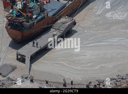 Istanbul. Juni 2021. Das am 11. Juni 2021 aufgenommene Foto zeigt Schleim, bekannt als Seesnot im Marmarameer vor Istanbul, Türkei. Die Türkei hat sich bereit gemacht, den Schleim zu bekämpfen, der das Marmarameer in der dicht besiedelten Industrieregion des Landes heimsucht. Quelle: Osman Orsal/Xinhua/Alamy Live News Stockfoto