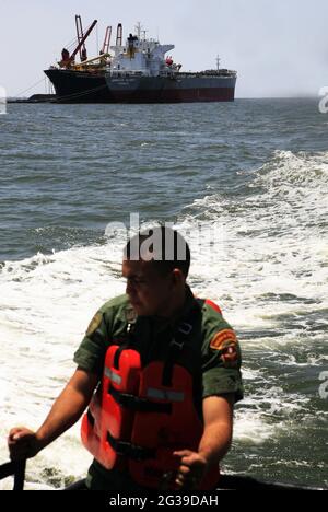 Venezuela-Maracaibo-09/07/2012. Frachtschiff vor Anker im Hafen von Maracaibo im Westen des Landes, am See Maracaibo gelegen. Stockfoto