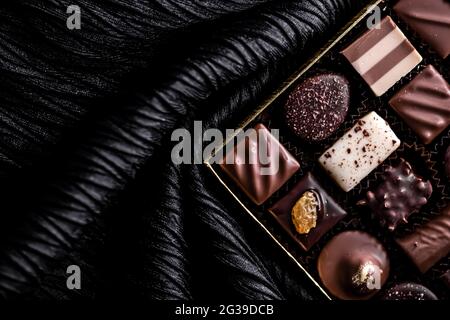 Schweizer Pralinen in Geschenkbox, verschiedene Luxus-Pralinen aus dunkler und milcher Bio-Schokolade in der Schweizer Chocolaterie, süße Dessertspeisen wie Stockfoto