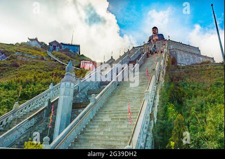 Ein Blick auf den Zug und steile Stufen, die zum großen Buddah auf dem Fansipan Berg, Sapa, in der Lao Cai Provice von Vietnam führen Stockfoto