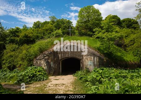 Verlassene militärische Tarakaniv-Festung (Dubno-Festung, Neue Dubno-Festung) - eine defensive Struktur des 19. Jahrhunderts in Tarakaniv, Region Rivne, Ukraine. Stockfoto