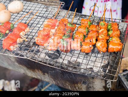 Spieße von verschiedenen Fleisch Kochen auf einem BBQ wie Struktur im ländlichen Vietnam Stockfoto