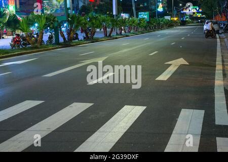 Eine große, aber ruhige mehrspurige Straße in Cat Ba, Vietnam Stockfoto