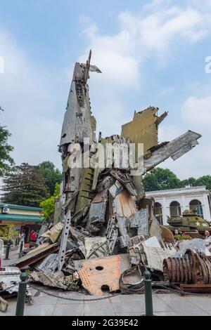 Die Überreste eines abgestürzten Kriegsflugzeugs im Militärmuseum in Hanoi, Vietnam Stockfoto