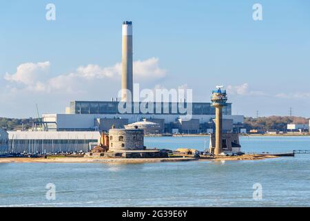 Calshot Castle, ein von Henry VIII auf Calshot Spit erbautes Artillerie-Fort zur Verteidigung der Meerespassage auf dem Solent nach Southampton, vom Meer aus gesehen Stockfoto