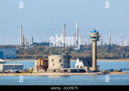 Calshot Castle, ein von Henry VIII auf Calshot Spit erbautes Artilleriegerät Fort mit der Fawley Ölraffinerie dahinter, vom Meer aus gesehen Stockfoto