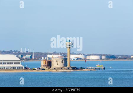 Calshot Castle, ein von Henry VIII auf Calshot Spit erbautes Artillerie-Fort zur Verteidigung der Seepassage auf dem Solent nach Southampton und des Radarturms Stockfoto