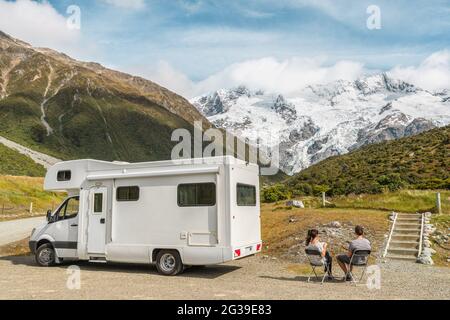 Wohnmobil Wohnmobil Wohnmobil RV Road Trip auf Neuseeland. Paar auf Reise Urlaub Abenteuer. Touristen, die Blick auf Aoraki Mount Cook Nationalpark und Stockfoto