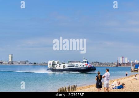 Ein Hovertravel Hovertravel Luftkissenboot kommt von Ryde, Isle of Wight, in einer Wolke aus Spray vom Terminal in Southsea, Portsmouth, an der Südküste von Hampshire, England Stockfoto