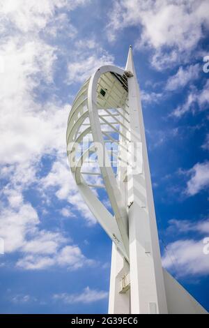 Der berühmte Spinnaker Tower in Gunwharf Quays mit Blick auf Portsmouth Harbour, Portsmouth, Hampshire, Südküste Englands Stockfoto