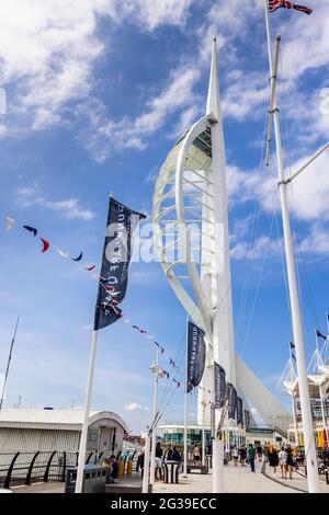 Der berühmte Spinnaker Tower in Gunwharf Quays mit Blick auf Portsmouth Harbour, Portsmouth, Hampshire, Südküste Englands Stockfoto