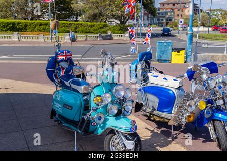 Vintage Lambretta Roller mit mehreren Scheinwerfern, die an der Promenade in Southsea, Portsmouth, Hampshire, Südküste Englands, geparkt sind Stockfoto