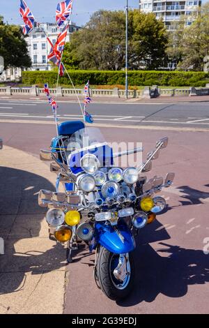 Vintage Lambretta Roller mit mehreren Scheinwerfern, die an der Promenade in Southsea, Portsmouth, Hampshire, Südküste Englands, geparkt sind Stockfoto