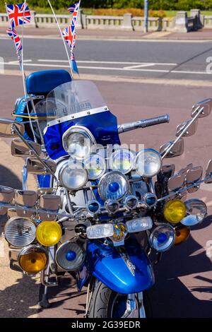 Vintage Lambretta Roller mit mehreren Scheinwerfern, die an der Promenade in Southsea, Portsmouth, Hampshire, Südküste Englands, geparkt sind Stockfoto