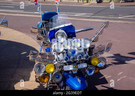 Vintage Lambretta Roller mit mehreren Scheinwerfern, die an der Promenade in Southsea, Portsmouth, Hampshire, Südküste Englands, geparkt sind Stockfoto