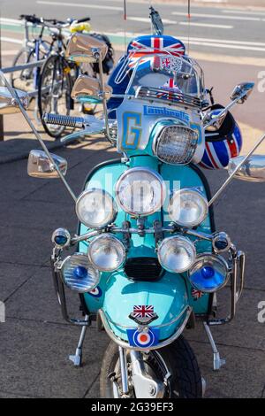 Vintage Lambretta Roller mit mehreren Scheinwerfern, die an der Promenade in Southsea, Portsmouth, Hampshire, Südküste Englands, geparkt sind Stockfoto