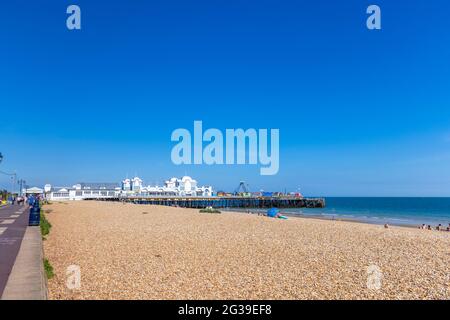 Blick auf den South Parade Pier in Southsea entlang des steinigen Strandes an einem sonnigen Tag, Portsmouth, Hampshire, Südküste Englands Stockfoto