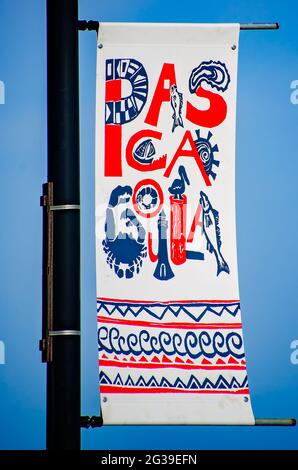 Am 12. Juni 2021 in Pascagoula, Mississippi, hängt ein Straßenbanner im nautischen Stil an einem Laternenpfosten im Beach Park am Pascagoula Beach. Stockfoto