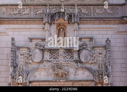 San Simeon, CA, USA - 12. Februar 2014: Hearst Castle. Nahaufnahme von Statuen und Skulpturen auf Wandgemälden über dem Haupteingang. Stockfoto